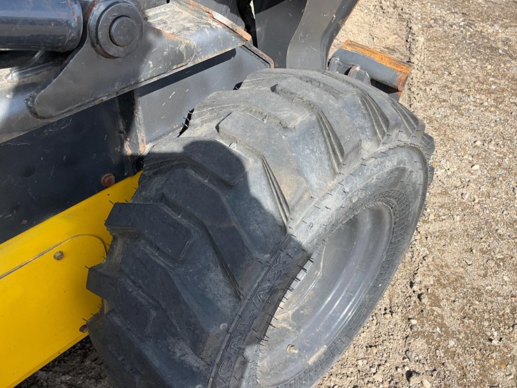 new-holland-l320-image-20