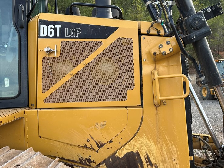 2015-caterpillar-d6t-lgp-image-31