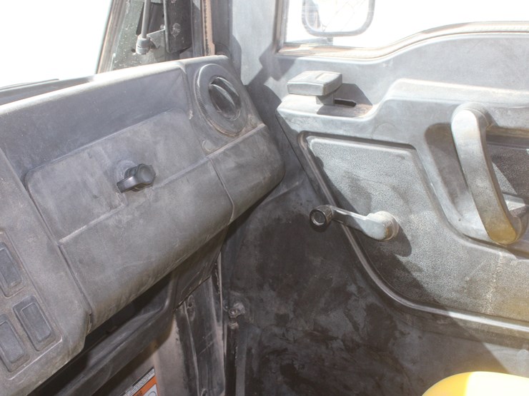 2019-john-deere-gator-image-26