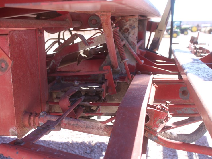 new-holland-1033-image-35