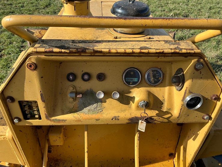 #350-•-1978-komatsu-d31-16-dozer-image-17