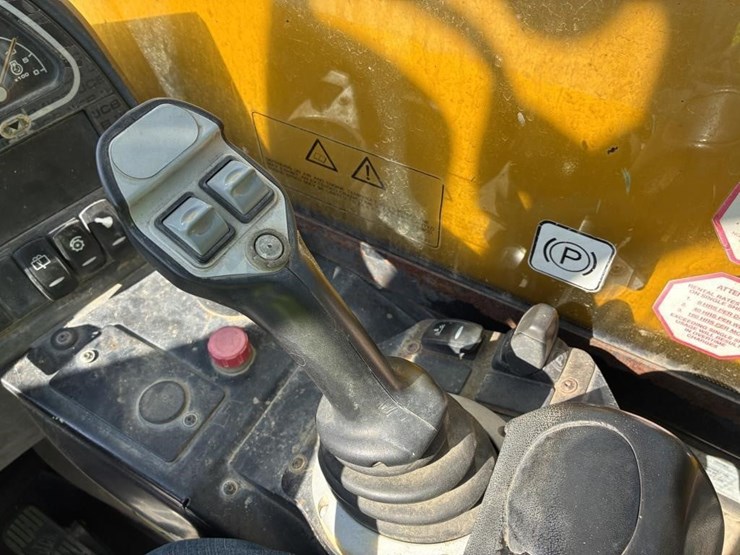 2015-jcb-525-image-18