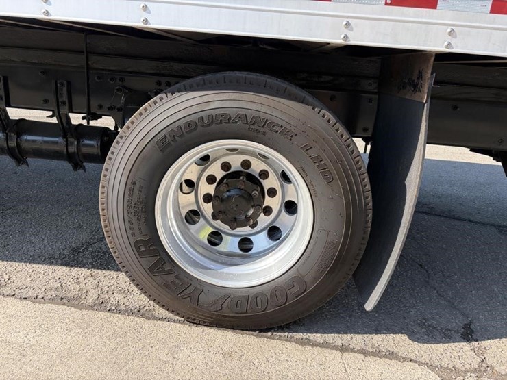 2018-freightliner-m2-106-image-5