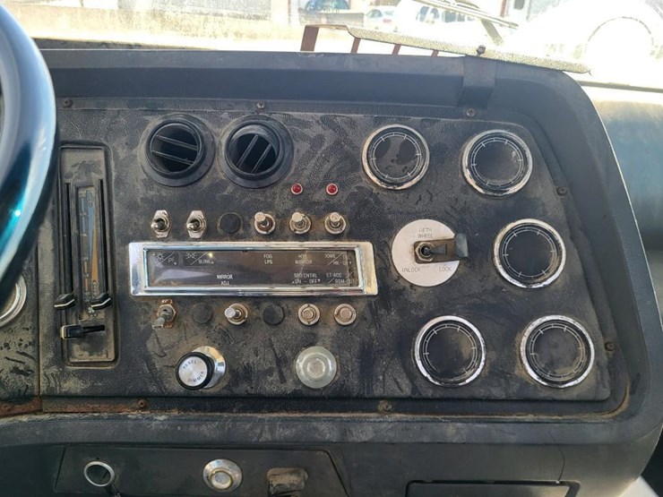 1995-ford-l9000-tandem-axle-day-cab-semi-image-60