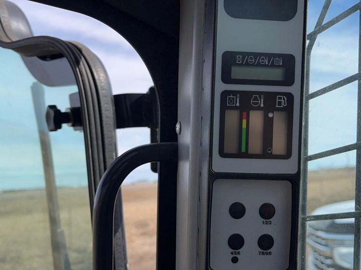 new-holland-l320-image-25