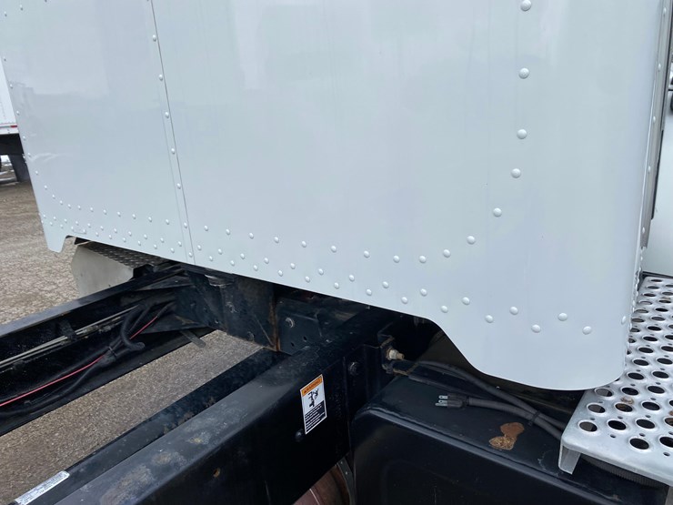 2016-peterbilt-325-image-29