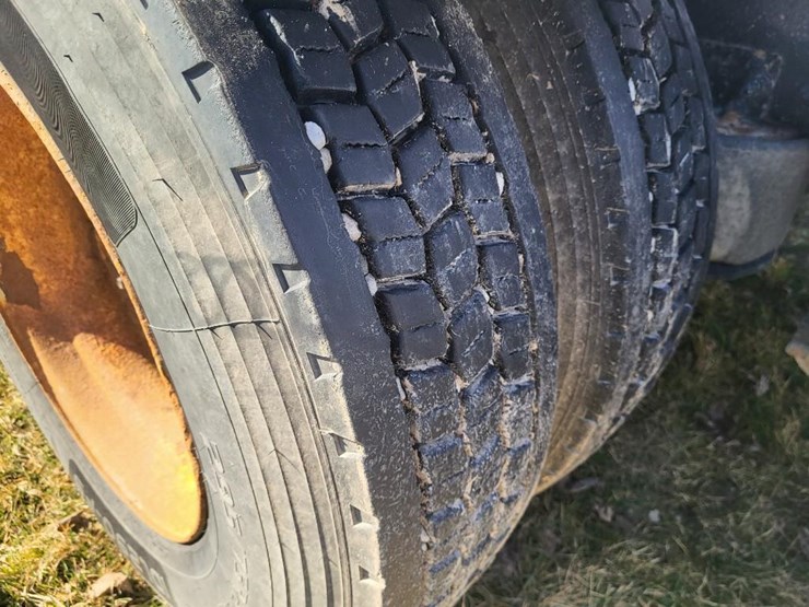 2013-freightliner-ca125dc-tandem-axle-day-cab-semi-image-20