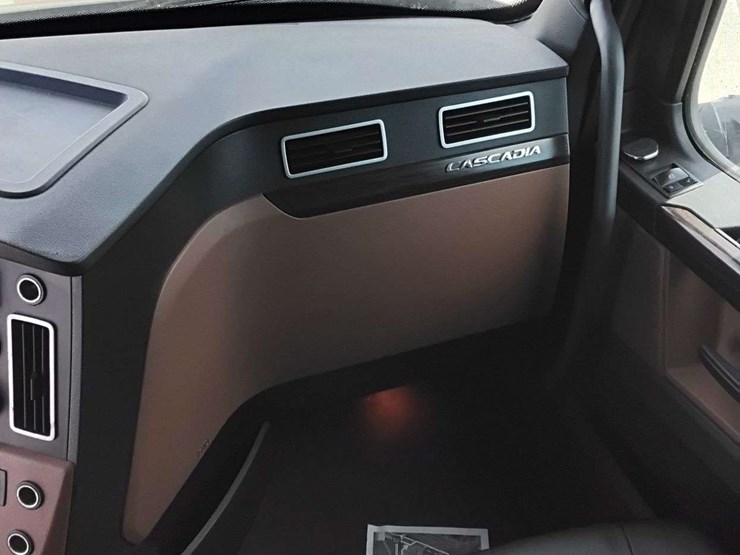 2020-freightliner-cascadia-126-image-37