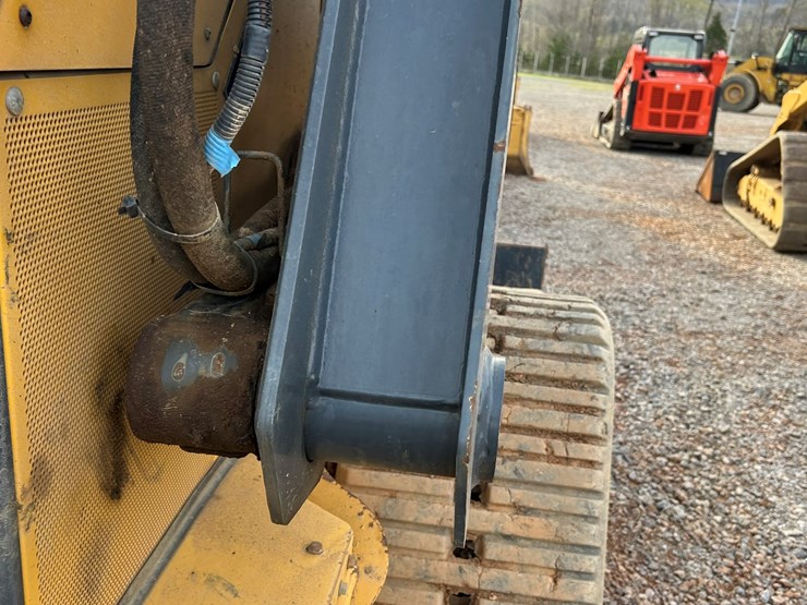 2011-deere-333g-image-26