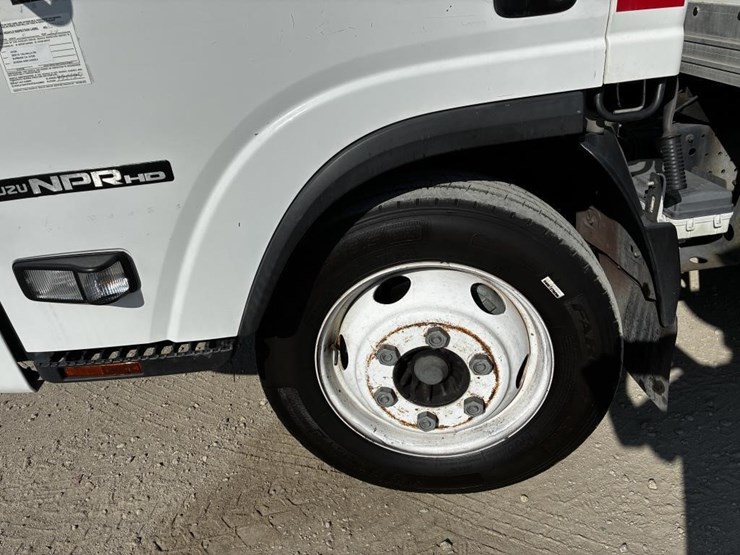 2013-isuzu-npr-image-10