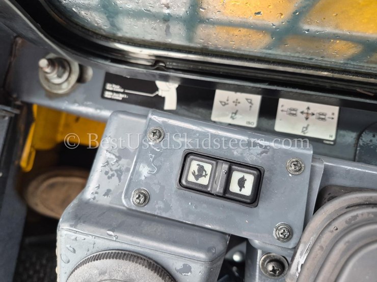 2024-deere-317g-image-17