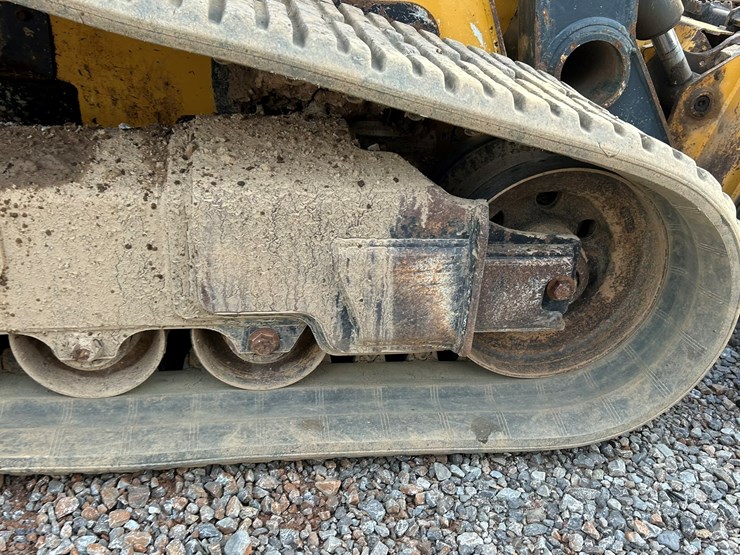 2011-deere-333g-image-52