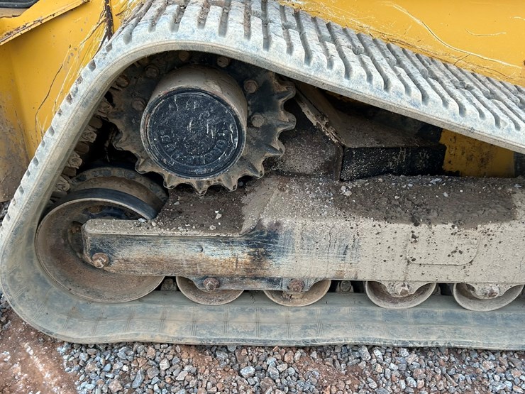 2011-deere-333g-image-54