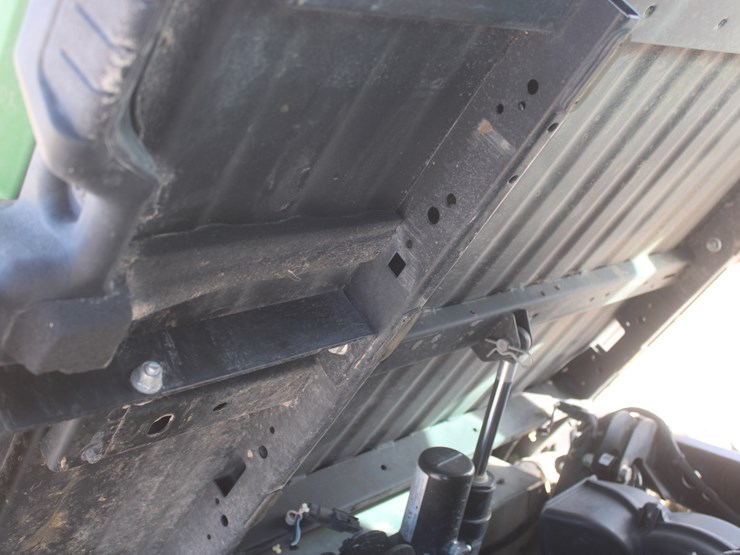 2019-john-deere-gator-image-36