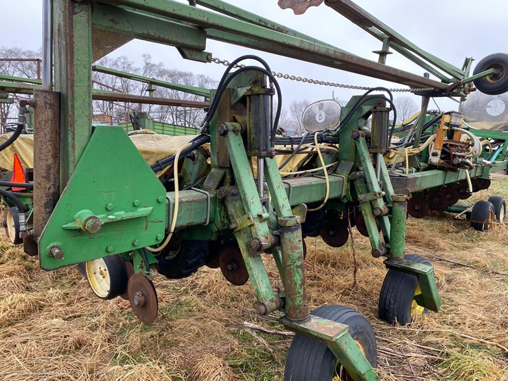 kinze-24-row-planter-image-37