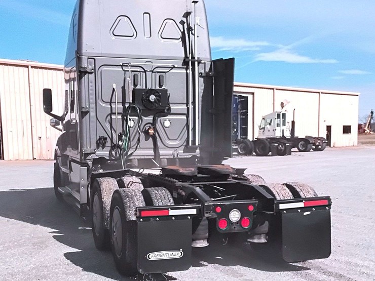 2020-freightliner-cascadia-126-image-8