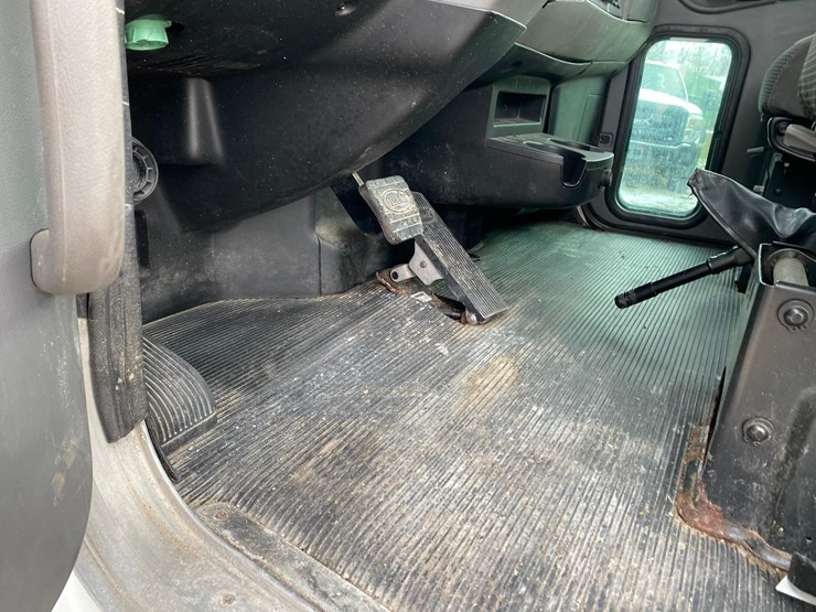 2016-peterbilt-325-image-54