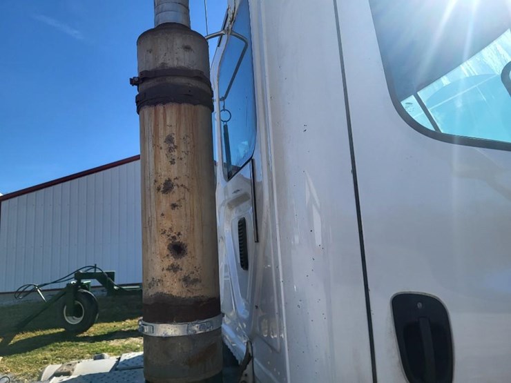 2013-freightliner-ca125dc-tandem-axle-day-cab-semi-image-36