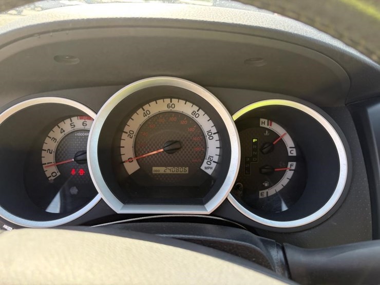 2013-toyota-tacoma-image-15