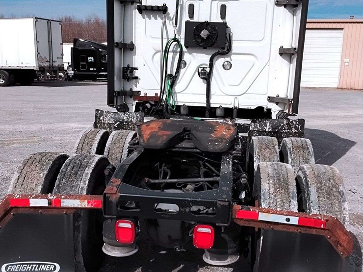 2019-freightliner-cascadia-126-image-4