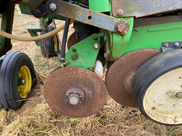 kinze-24-row-planter-image-60