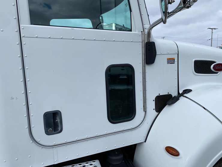 2016-peterbilt-325-image-18