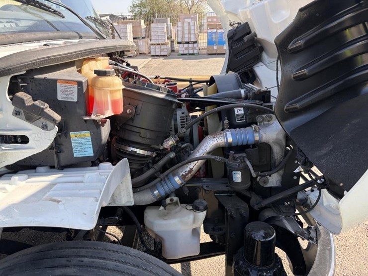 2018-freightliner-m2-106-image-8