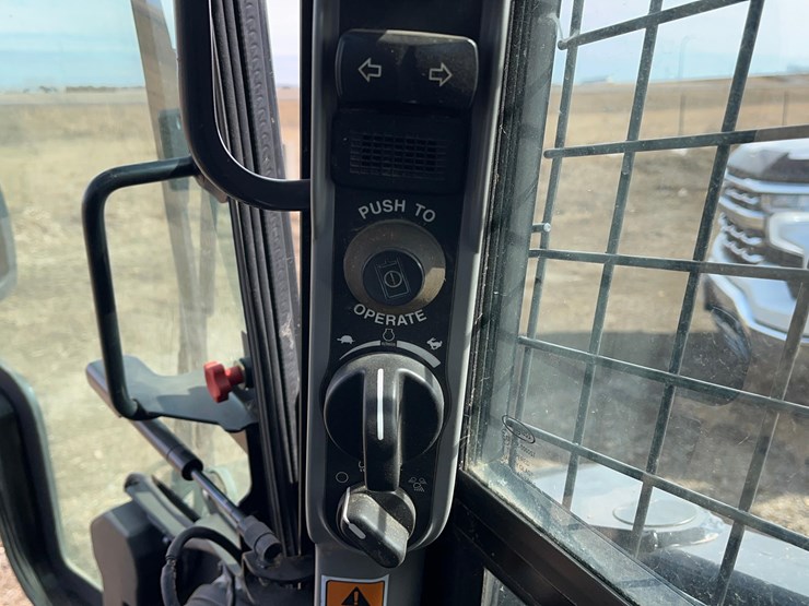 new-holland-l320-image-24