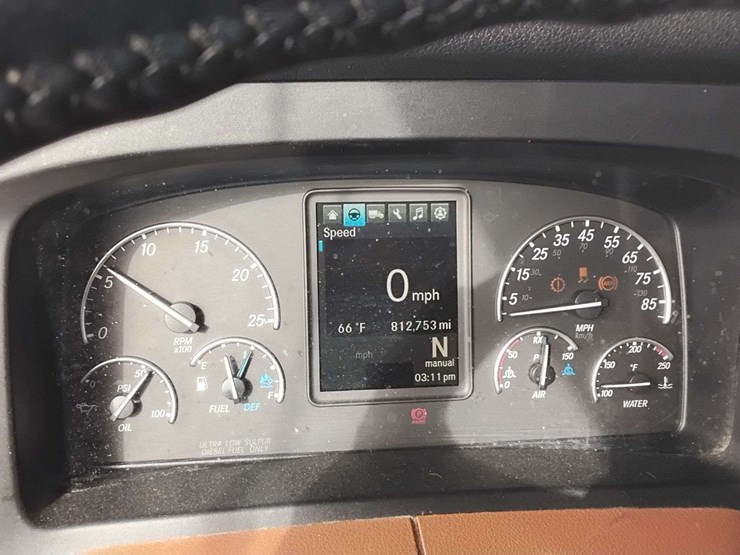 2018-freightliner-cascadia-126-image-8