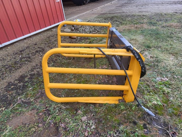 mast-bale-squeeze-w/skid-loader-mount---like-new-image-2