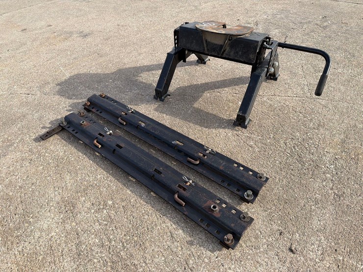 5th-wheel-pickup-hitch-image-2