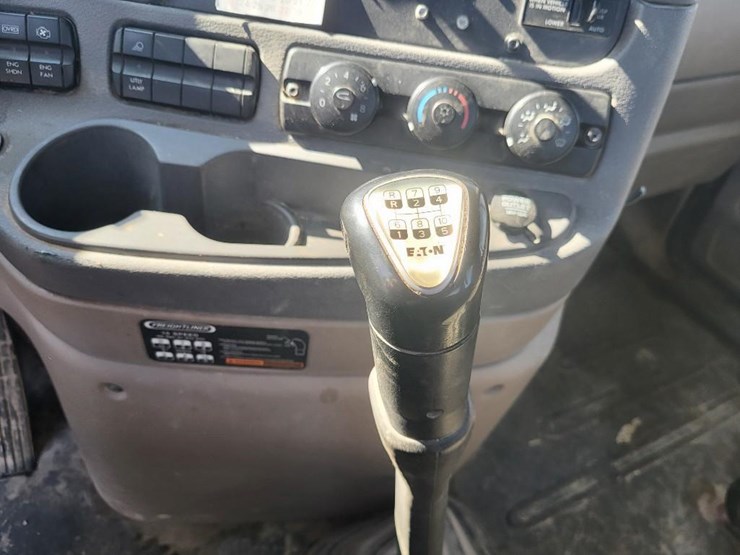 2013-freightliner-ca125dc-tandem-axle-day-cab-semi-image-54