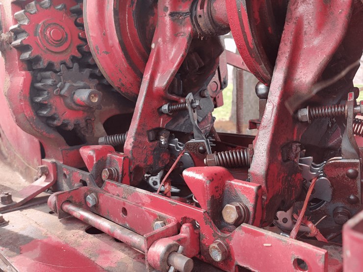 ih-435-square-baler-image-15