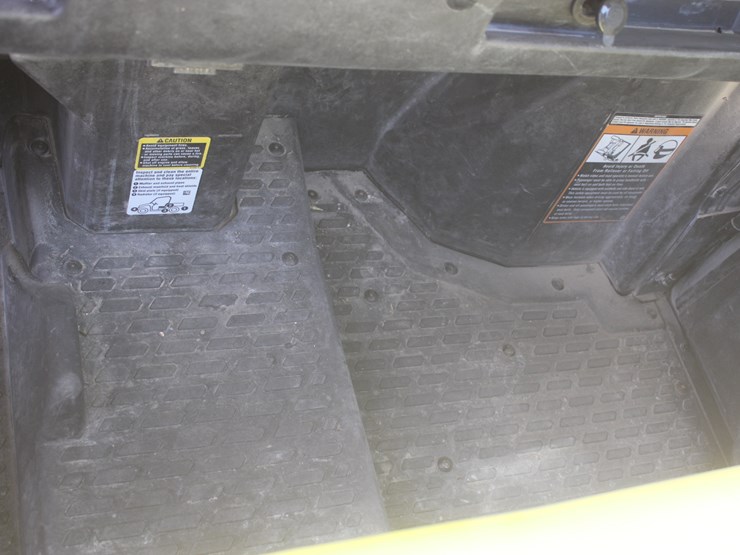 2019-john-deere-gator-image-25