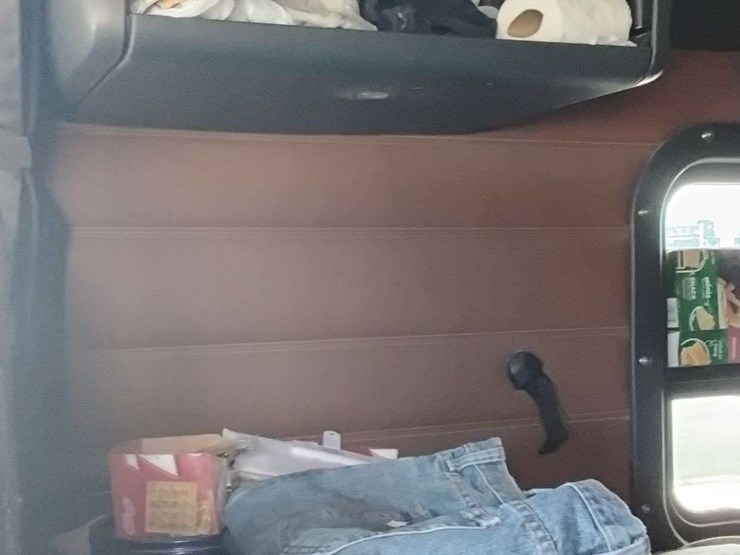 2018-freightliner-cascadia-126-image-13