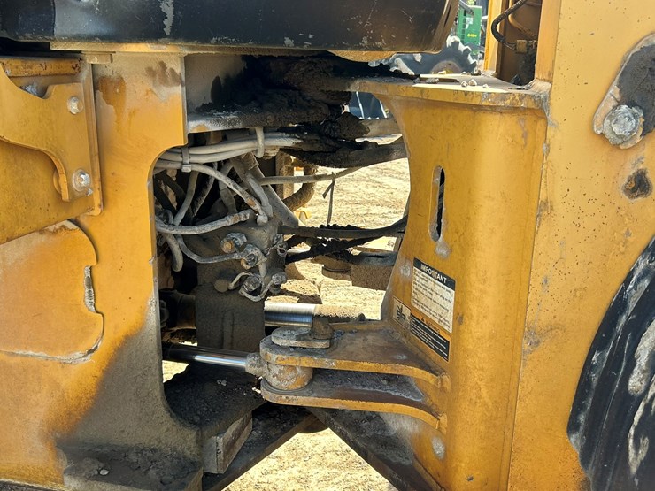 2010-deere-544k-image-23