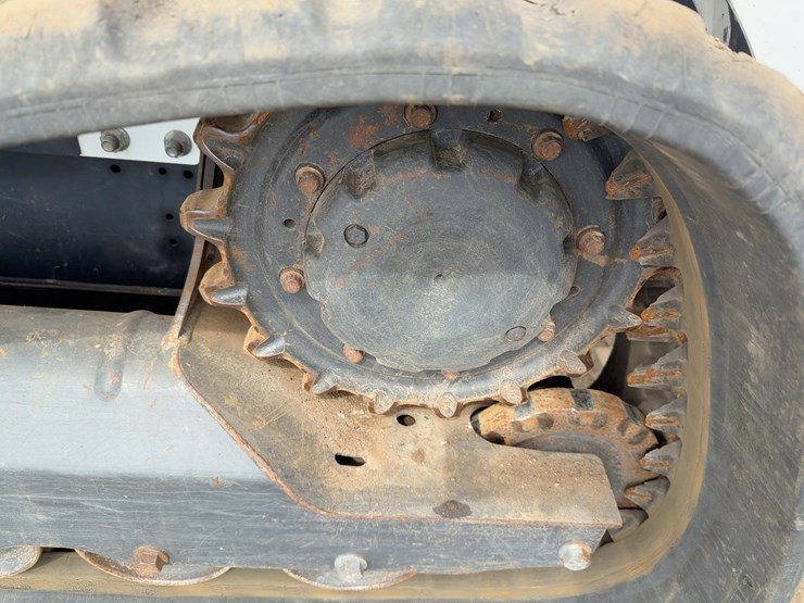 2020-bobcat-t740-image-16