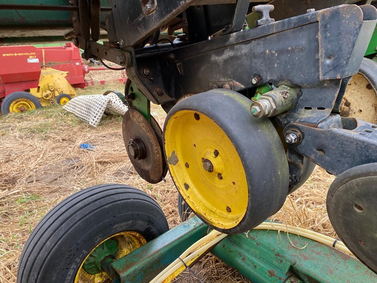 kinze-24-row-planter-image-34