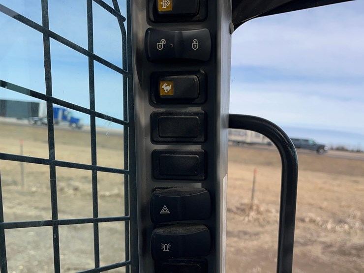 new-holland-l320-image-29