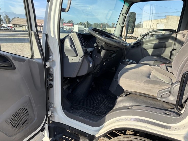 2013-isuzu-nrr-image-15