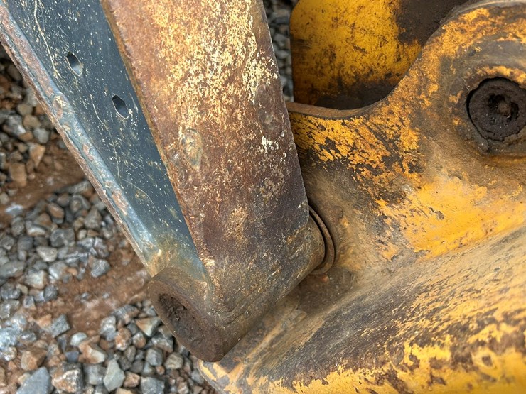 2011-deere-333g-image-17