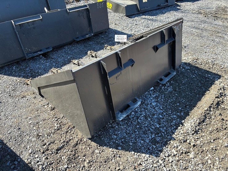 wildcat-68"-high-capacity-skid-steer-tooth-bucket-image-3