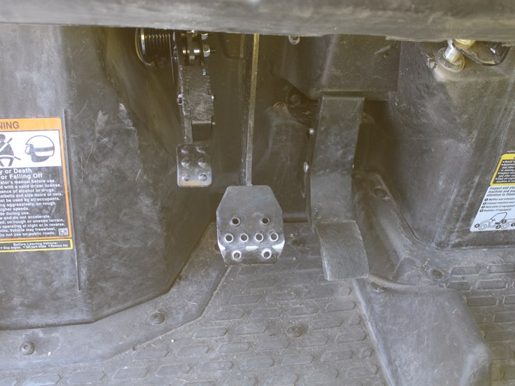 2019-john-deere-gator-image-19