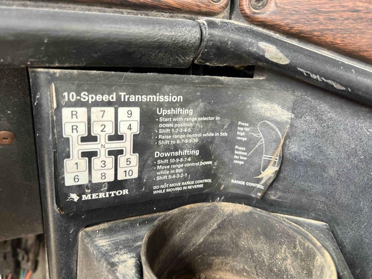 2000-freightliner-fld120-image-11