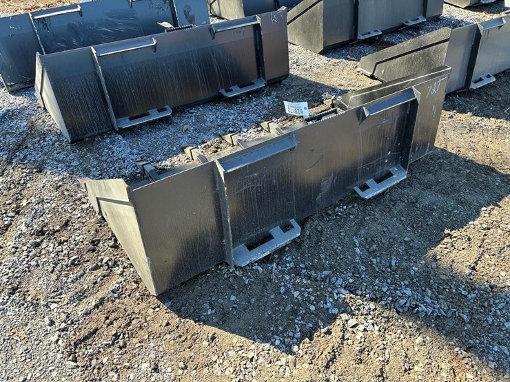 wildcat-72"-skid-steer-tooth-bucket-image-3