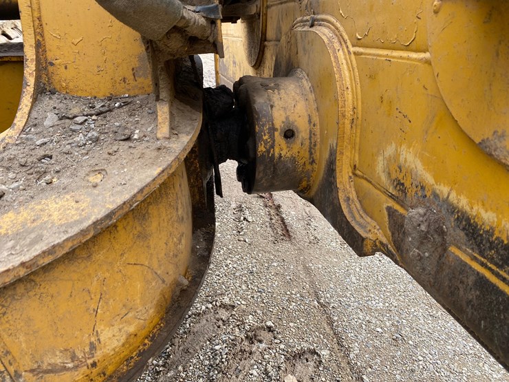 2005-deere-700h-image-53