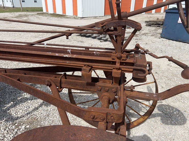 moline-universal-image-33