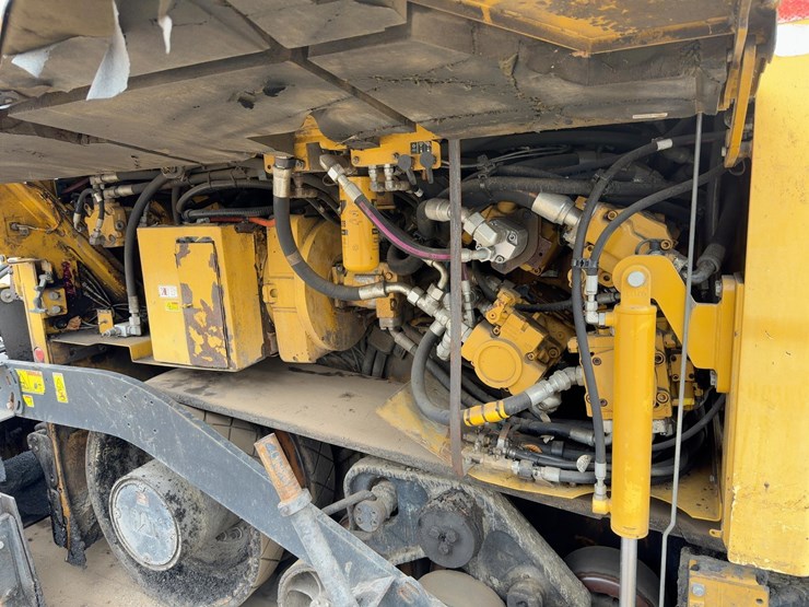 2013-caterpillar-ap-1055e-image-15