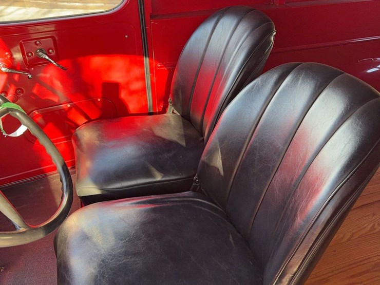 1937-international-d2-panel-truck-image-14