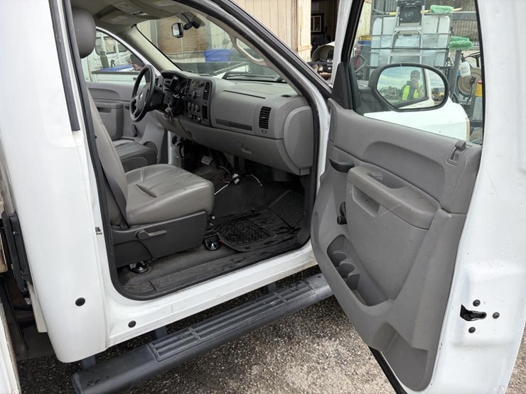 2011-chevrolet-2500-image-9